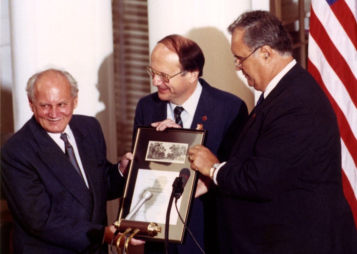 Howard awards the National Trust for Historic Preservation’s James Madison Constitutional Heritage Award to the president of Hungary, Árpád Göncz.